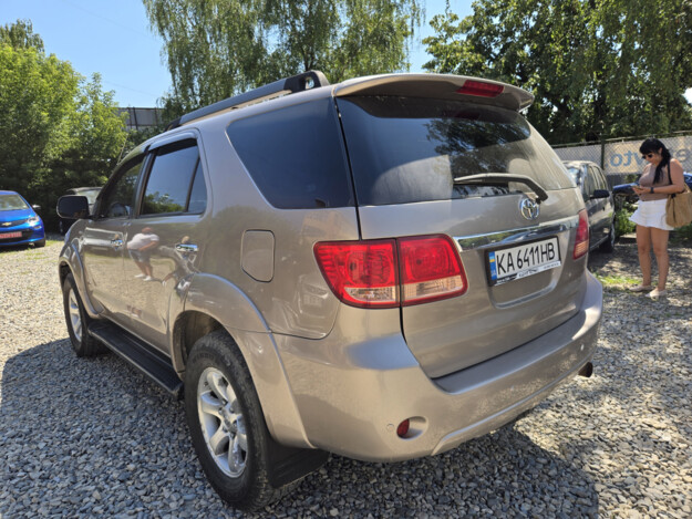 taziki pic 2025 07 000000160384518 14 Toyota Fortuner 2006р. 4.0 бензин, Івано-Франківськ - 13800 грн/міс.